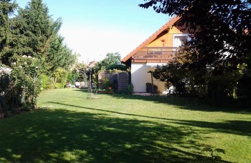 Dossenheim-Kochersberg Bed & Breakfast | Top-Rated Les 3 Clés with Oceanfront Dining Experience