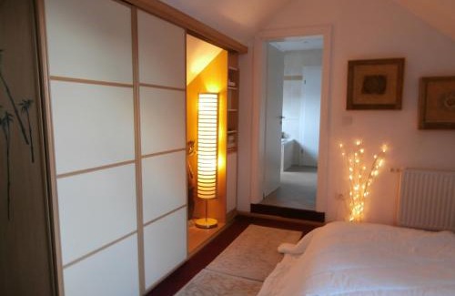Dossenheim-Kochersberg Bed & Breakfast | Top-Rated Les 3 Clés with Oceanfront Dining Experience