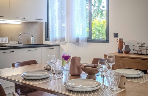 Etang Sale Les Bains Apartment | Modern Apartment Capucin: Family-Friendly Getaway Awaiting You