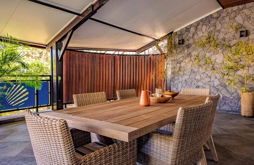 Etang Sale Les Bains Apartment | Modern Apartment Capucin: Family-Friendly Getaway Awaiting You