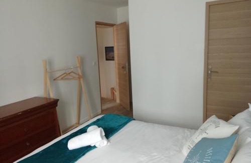 Le Croisic Bed & Breakfast | Relax at Les 3B: Guest Rated 9.5 & Hot Tub Delight