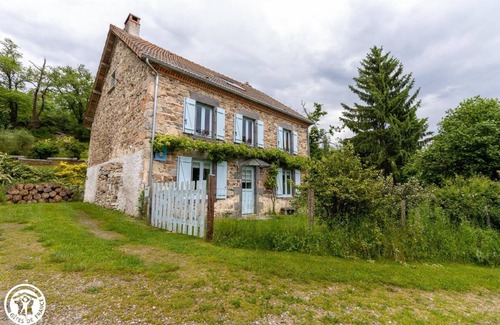 Saint-Hilaire-la-Croix House | Inviting Stay at Les 4 Chemins - Family-Friendly Retreat
