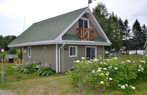 Chute-Saint-Philippe Ski Chalet | Experience Les 4 Chalets - Le 609: Pet-Friendly Retreat
