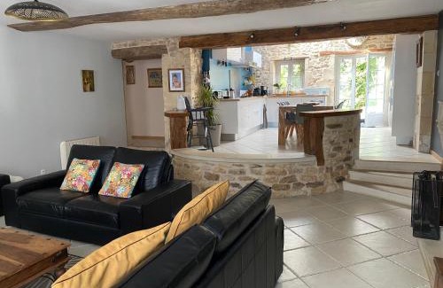 Montpellier de Medillan Villa | Oceanfront Escape at Les 5 Timbres - Guest Rated 9.8
