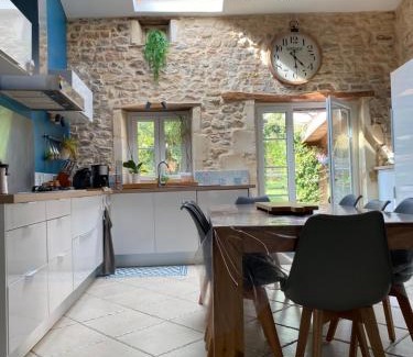 Montpellier de Medillan Villa | Oceanfront Escape at Les 5 Timbres - Guest Rated 9.8