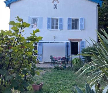 Vaux-en-Beaujolais Bed & Breakfast | Discover Les Agapanthes: Pet-Friendly Oceanfront Retreat
