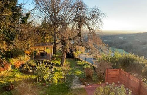 Vaux-en-Beaujolais Bed & Breakfast | Discover Les Agapanthes: Pet-Friendly Oceanfront Retreat