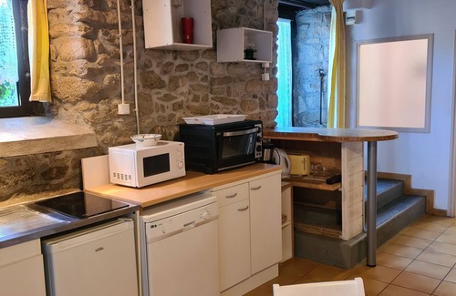 Theix-Noyalo Apartment | Experience Comfort at Les Ajoncs Gîte with Breakfast Included