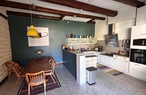 Sete House | Les AMANDIERS: Idyllic Retreat by Sea and Pond