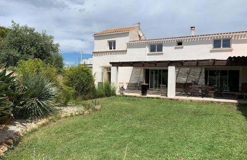 Sete House | Les AMANDIERS: Idyllic Retreat by Sea and Pond