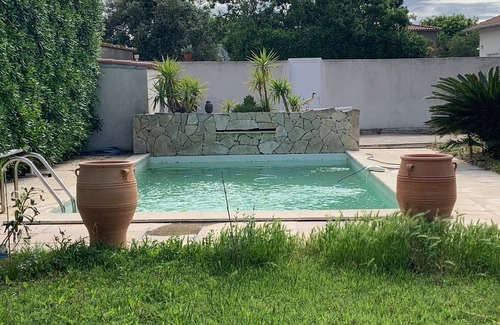 Sete House | Les AMANDIERS: Idyllic Retreat by Sea and Pond