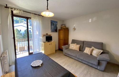 Les Angles Apartment | Cozy Studio Cabine with Mountain View & Close to Shops