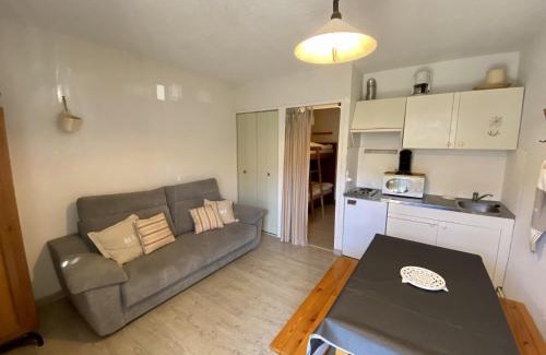 Les Angles Apartment | Cozy Studio Cabine with Mountain View & Close to Shops