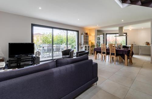 Dax House | Explore Les Arènes: 4-Star Hotel with Pool & Pet Friendly