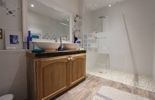 Roanne House | Exceptional Les Ateliers d'Art: Family-Friendly with Breakfast