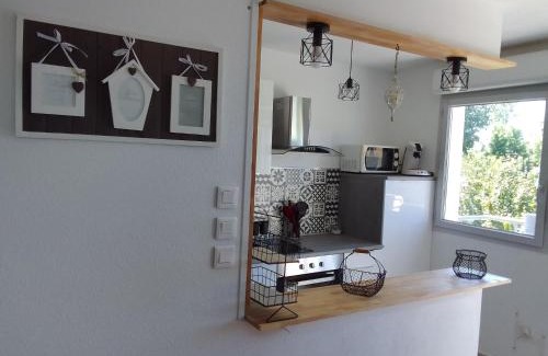 Mers-les-Bains Apartment | Cozy T3 Retreat with Private Parking for Family Comfort