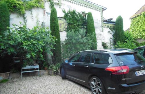 Cheny Bed & Breakfast | Cozy Les Bains Bed & Breakfast with Oceanfront Views