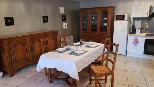 Castelnau-de-Guers House | Charming Stay at Les Barons de Guers with Pet-Friendly Perks