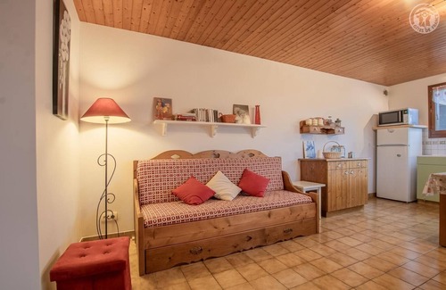 Thoiry House | Delightful Stay at LES BIDOU - THOIRY with Family Amenities