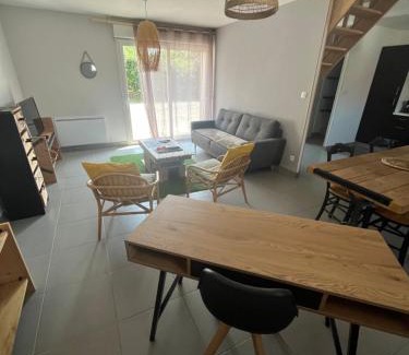 Peuplingues House | Inviting Les Buissonnets: Family-Friendly Getaway Awaits
