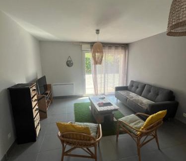 Peuplingues House | Inviting Les Buissonnets: Family-Friendly Getaway Awaits