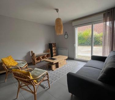Peuplingues House | Inviting Les Buissonnets: Family-Friendly Getaway Awaits