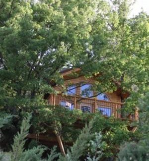 Entrechaux Bed & Breakfast | Indulge in Les Cabanes en Provence: Hot Tub & Family Fun
