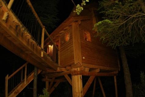 Entrechaux Bed & Breakfast | Indulge in Les Cabanes en Provence: Hot Tub & Family Fun