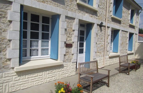 Moragne House | LES Capucines: Oceanfront Gite Complex with Family Amenities