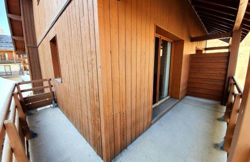 Les Claux Apartment | Les Chalets Des Rennes - Ideal Retreat for 6 with Pool