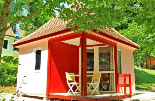 Sarlat-la-Caneda Resort | Pet-Friendly Les Chalets du Périgord with Ocean Views