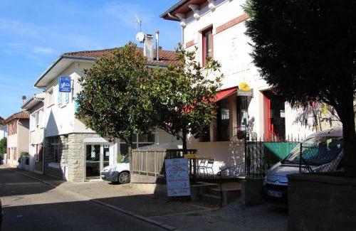 Poyanne Bed & Breakfast | Discover Les Chambres d'Eugénie: Family-Friendly Retreat