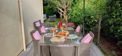 Saint-Ave Bed & Breakfast | Indulge at Les Chambres de Fontenon with Spa & Hot Tub