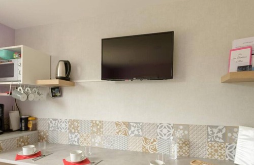 Conches-sur-Gondoire House | Inviting Les Chambres D'aline: Family-Friendly with Breakfast