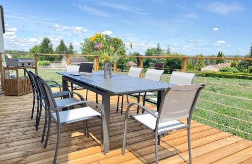 Vouneuil-sur-Vienne House | Discover Les Champs d'Or: Family-Friendly Gîte for 10
