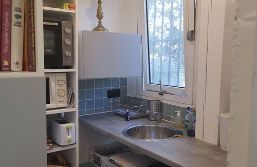 Saint-Saturnin-les-Apt Cottage | Discover les Colombes: Poolside Retreat with Luberon Views