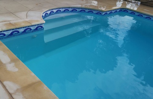 Saint-Saturnin-les-Apt Cottage | Discover les Colombes: Poolside Retreat with Luberon Views