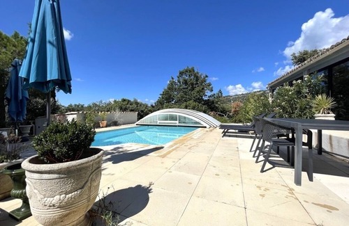 Saint-Saturnin-les-Apt Cottage | Discover les Colombes: Poolside Retreat with Luberon Views