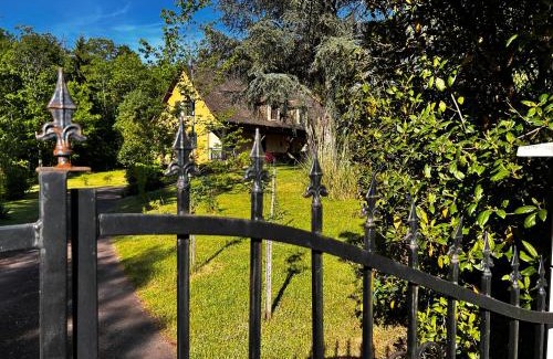 Saint-Estephe Bed & Breakfast | Guest Rated 10/10: Family-Friendly Stay at Les Comètes B&B