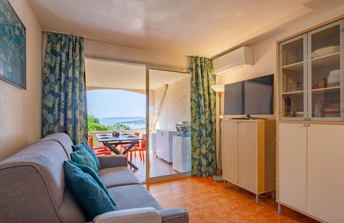 La Nartelle Apartment | Inviting Les Coteaux de la Nartelle: Oceanfront Retreat