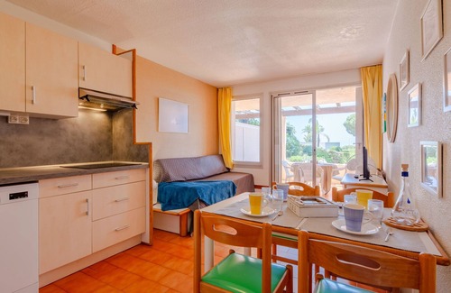 La Nartelle Apartment | Idyllic Les Coteaux de la Nartelle: Oceanfront Getaway