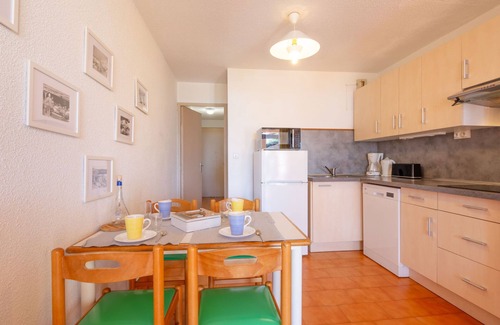 La Nartelle Apartment | Idyllic Les Coteaux de la Nartelle: Oceanfront Getaway