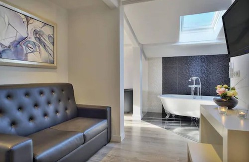 Blanquefort Hotel | Relax at Les Criquets Hôtel & Spa with Pool and Hot Tub
