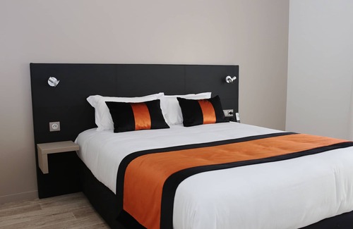 Blanquefort Hotel | Relax at Les Criquets Hôtel & Spa with Pool and Hot Tub