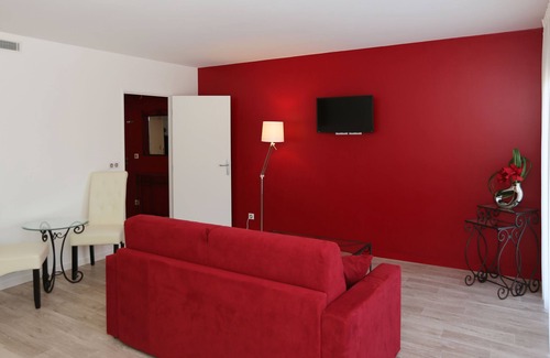 Blanquefort Hotel | Relax at Les Criquets Hôtel & Spa with Pool and Hot Tub