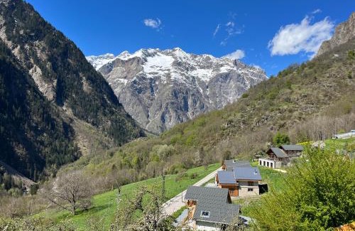 Venosc Apartment | Welcoming Les Cristallieres Venosc: Pet-Friendly Retreat