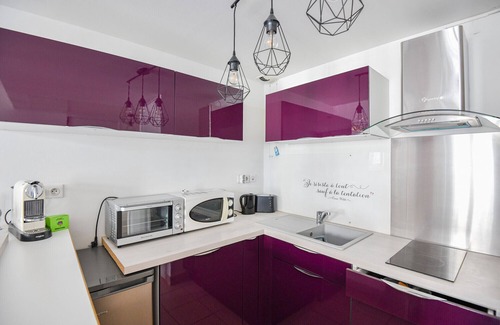 Les Grands Carmes Apartment | Beautiful Les Dames - Central One-Bedroom with Ocean View
