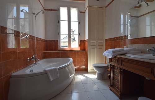 Chinon Hotel | Top-Rated Comfort at Les Destinées with Breakfast Included