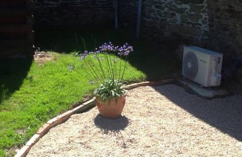 Laniscat House | Modern Barn Escape at Les Ecuries - Pet Friendly & Rated 9.5