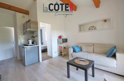 Sausset-les-Pins Apartment | Oceanfront Escape at Les Embruns - Rated 10/10 by Guests